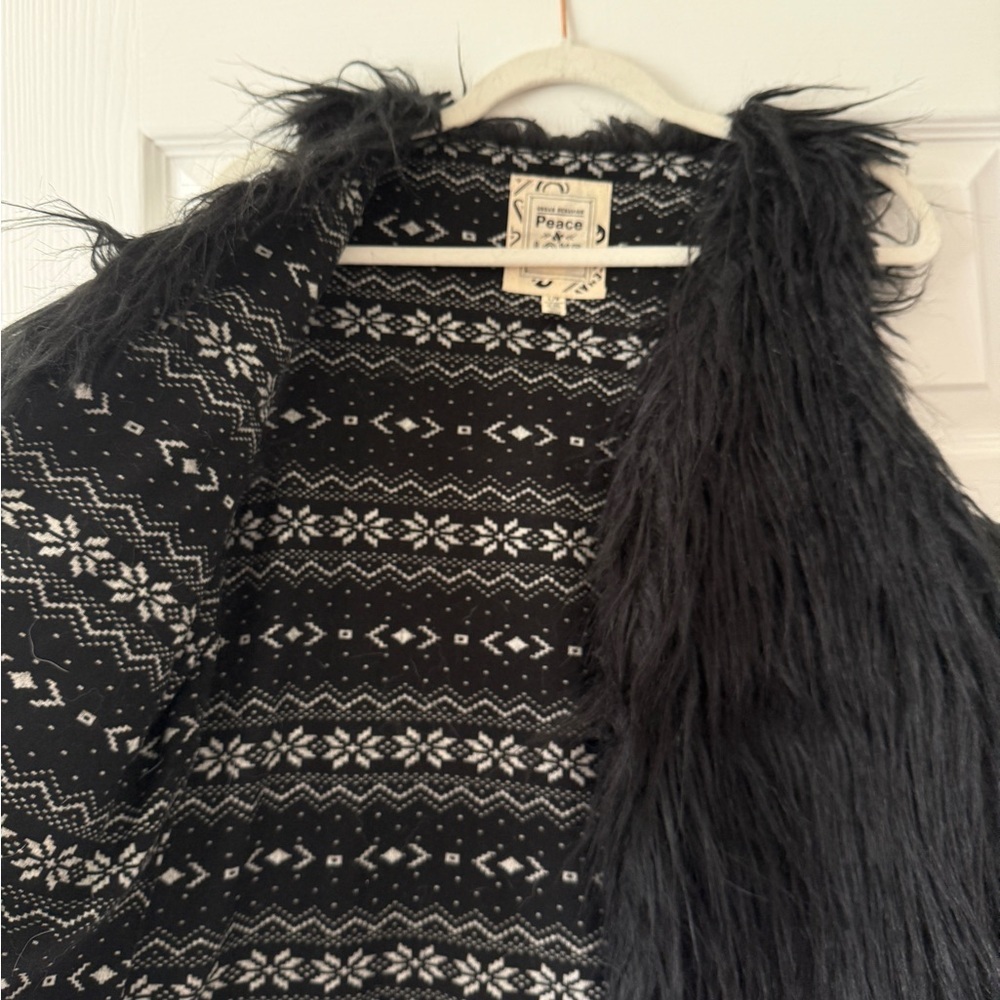Urban Behavior Black Faux Fur Vest‎ With Patterned Lining - Picture 4 of 4